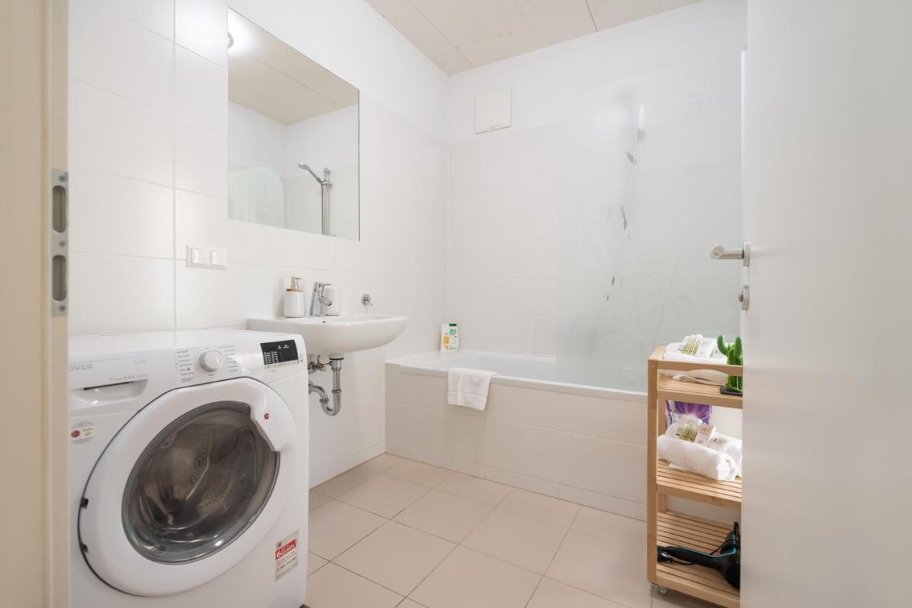 Helles, Neues Dg Apartment Mit Blick Zum Donauturm Vienna Exterior photo