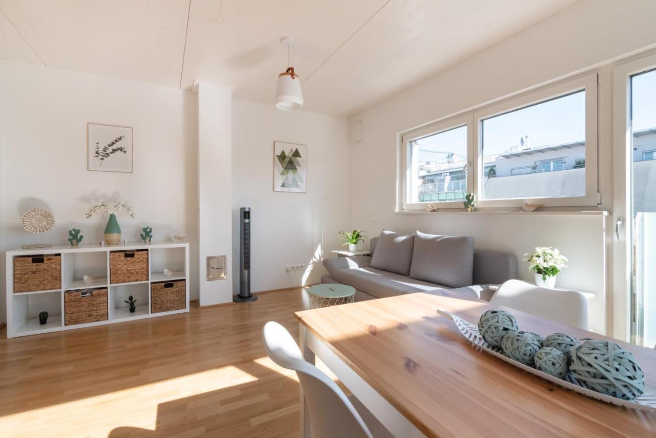 Helles, Neues Dg Apartment Mit Blick Zum Donauturm Vienna Exterior photo