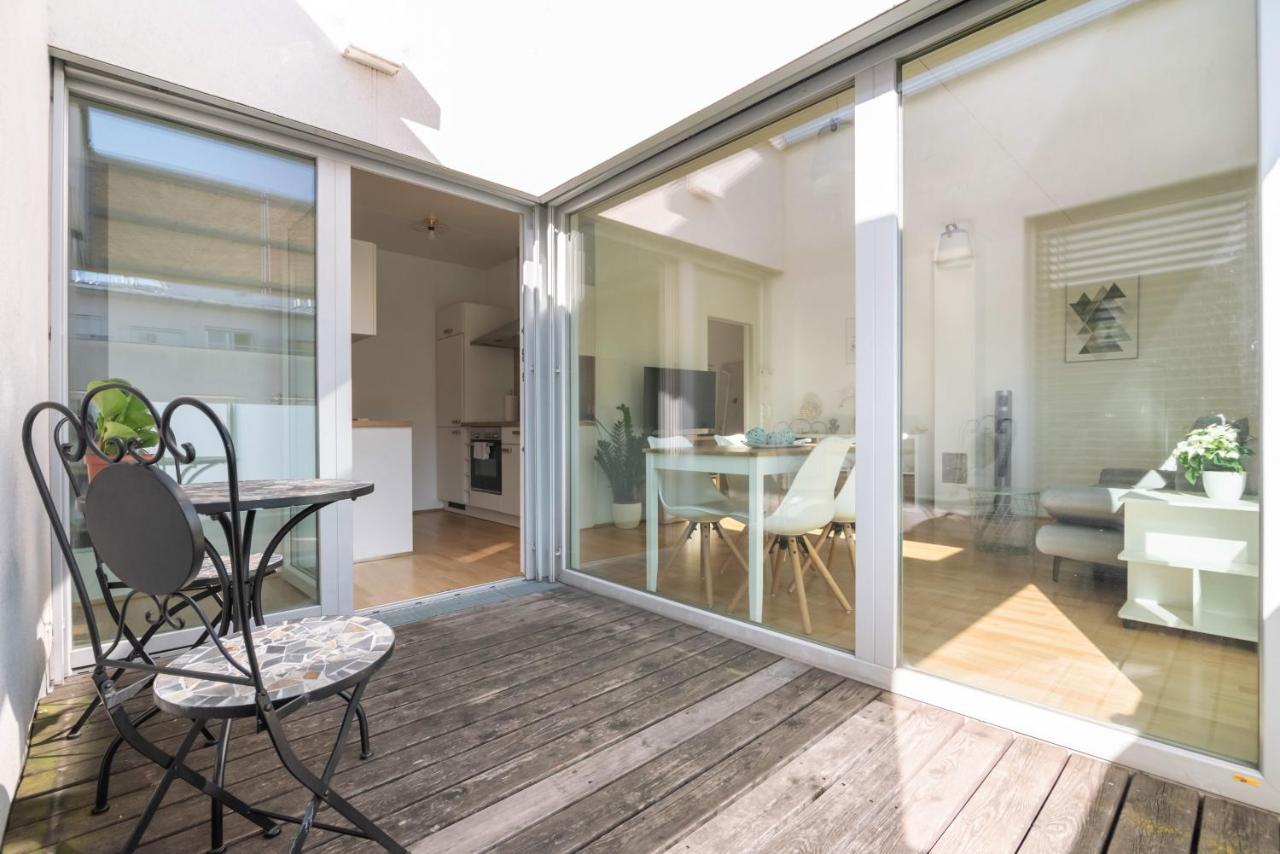 Helles, Neues Dg Apartment Mit Blick Zum Donauturm Vienna Exterior photo
